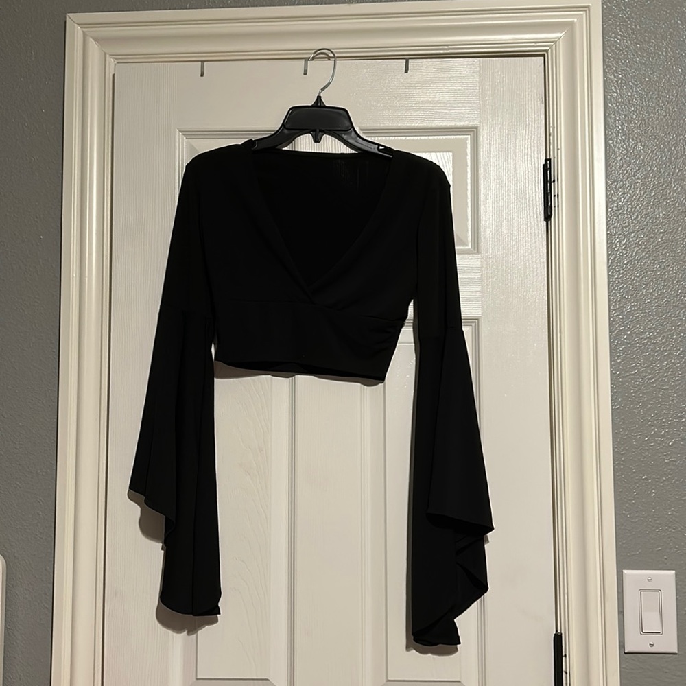 Black v neck crop